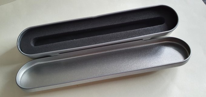 Boîte à stylo métallique 
