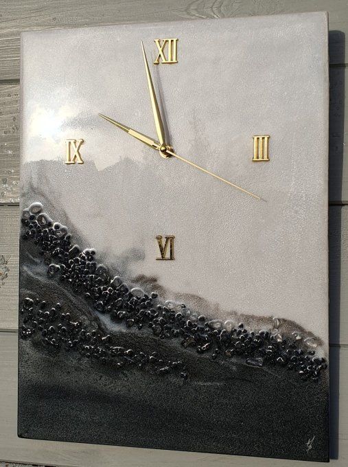 Horloge noire et blanche