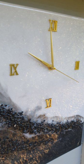 Horloge noire et blanche