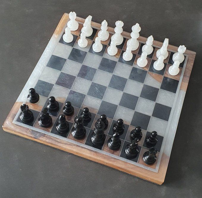 Jeu d'échecs bois d'Olivier et résine 