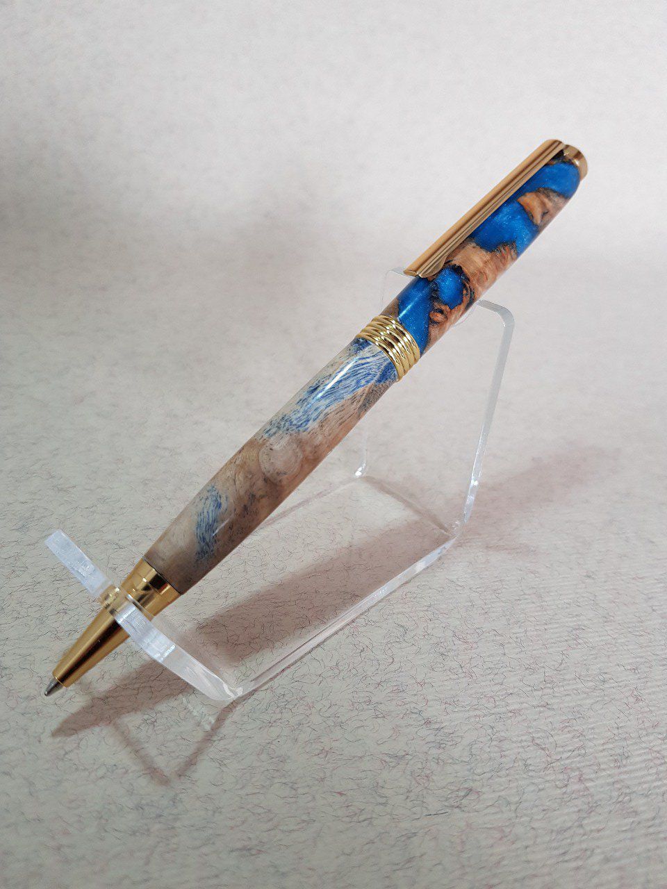 Stylo artisanal en bois stabilisé. Loupe Orme et résine