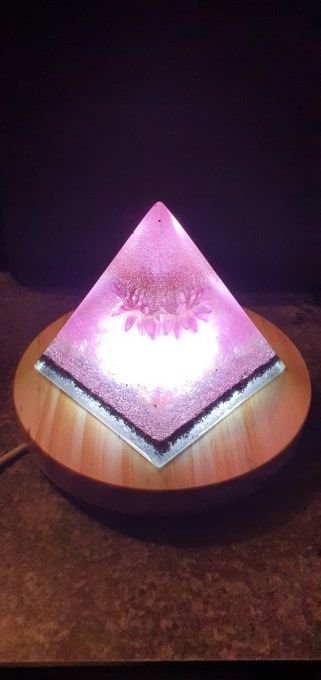 Lampe pyramide "orgonite fleurs"