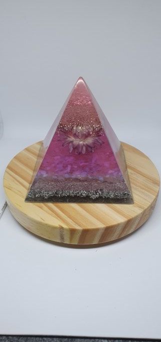 Lampe pyramide "orgonite fleurs"